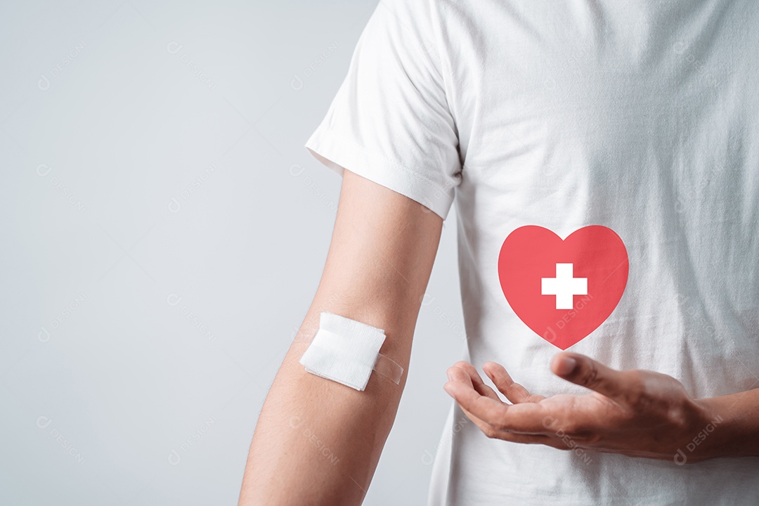 Homem segurando um rosto sorridente após doação de sangue, transfusão de sangue, dia mundial do doador de sangue