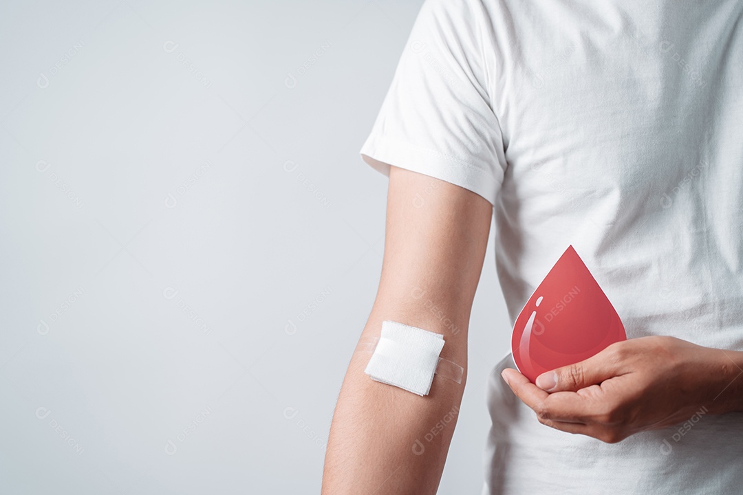 Homem segurando um rosto sorridente após doação de sangue, transfusão de sangue, dia mundial do doador de sangue