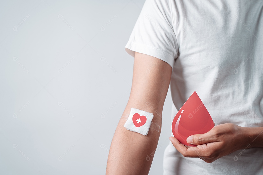 Homem segurando um rosto sorridente após doação de sangue, transfusão de sangue, dia mundial do doador de sangue