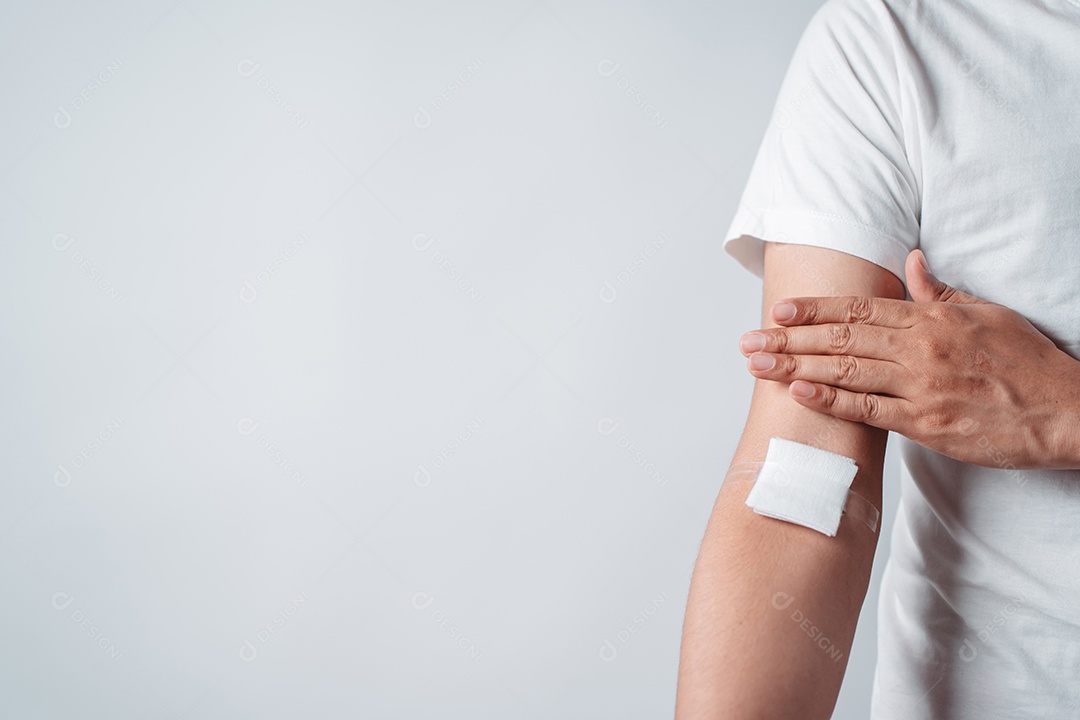 Homem segurando um rosto sorridente após doação de sangue, transfusão de sangue, dia mundial do doador de sangue