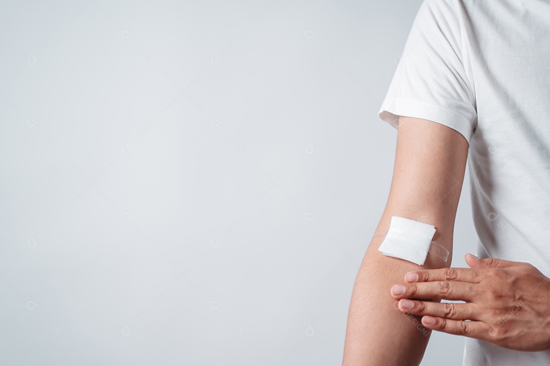 Homem segurando um rosto sorridente após doação de sangue, transfusão de sangue, dia mundial do doador de sangue