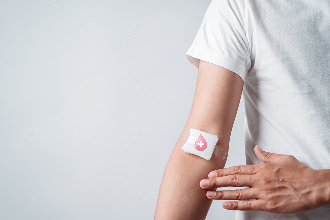 Homem segurando um rosto sorridente após doação de sangue, transfusão de sangue, dia mundial do doador de sangue