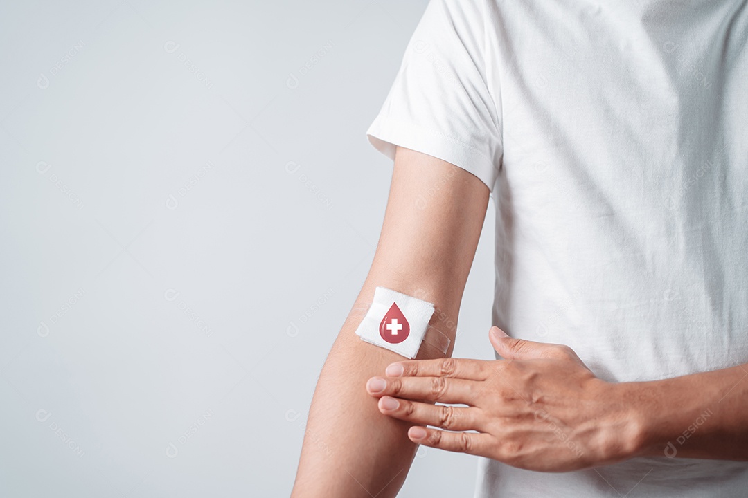 Homem mostrando gesso após doação de sangue, transfusão de sangue, dia mundial do doador