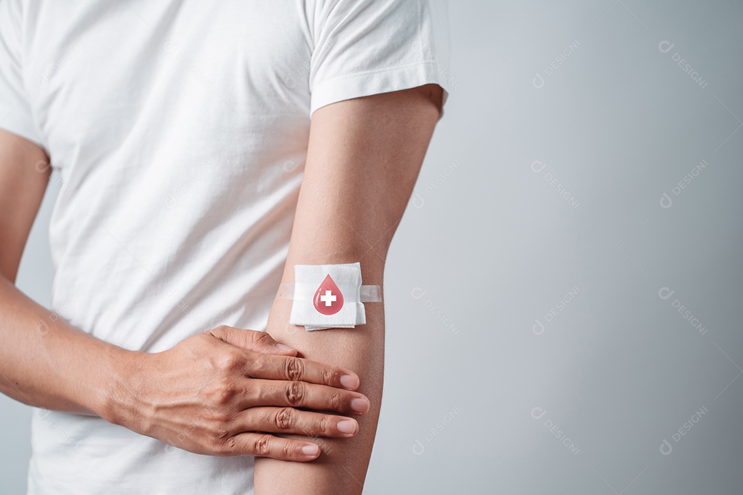 Homem mostrando gesso após doação de sangue, transfusão de sangue, dia mundial do doador de sangue