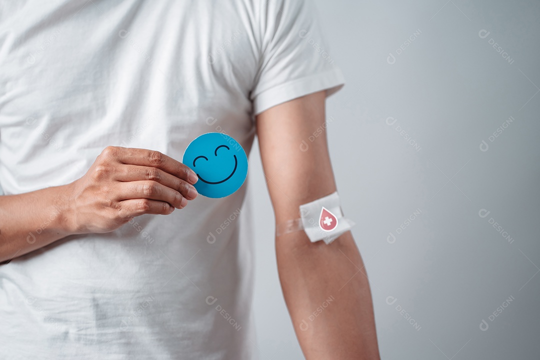 Homem mostrando gesso após doação de sangue, transfusão de sangue, dia mundial do doador de sangue