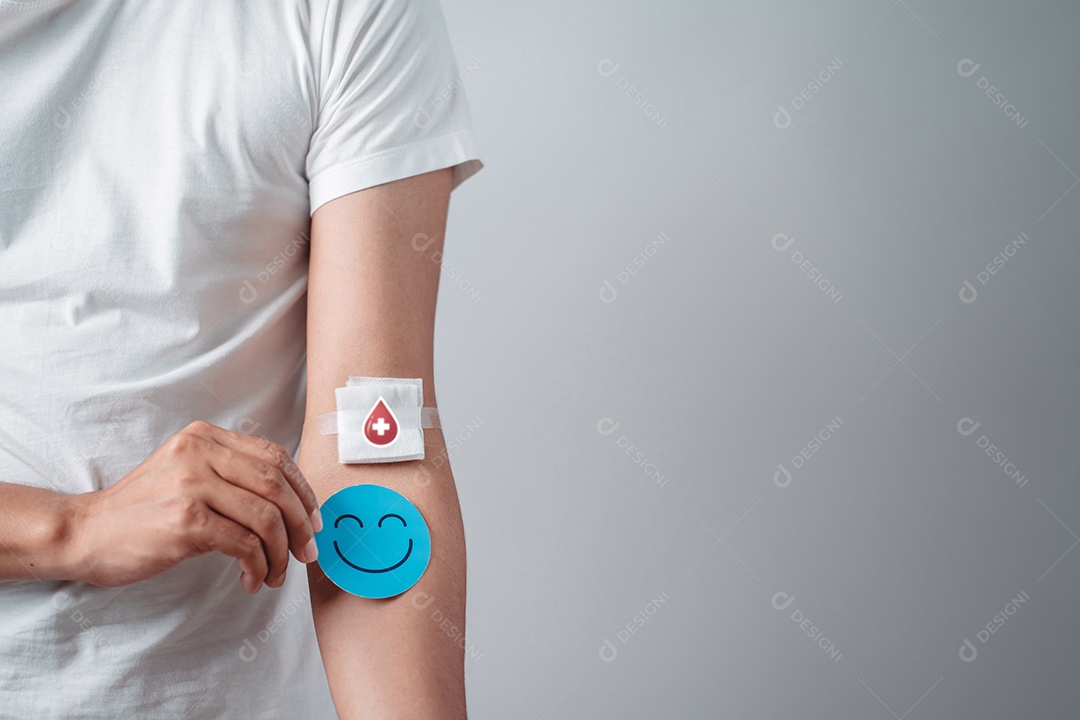 Homem mostrando gesso após doação de sangue, transfusão de sangue, dia mundial do doador de sangue