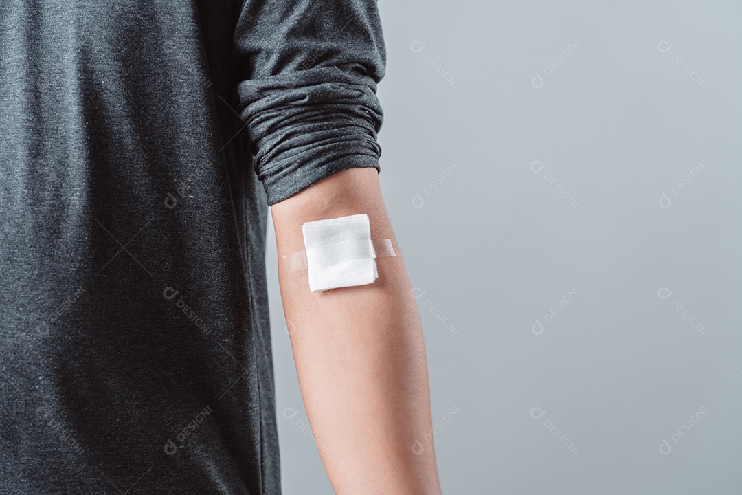 Homem mostrando gesso após doação de sangue, transfusão de sangue, dia mundial do doador de sangue