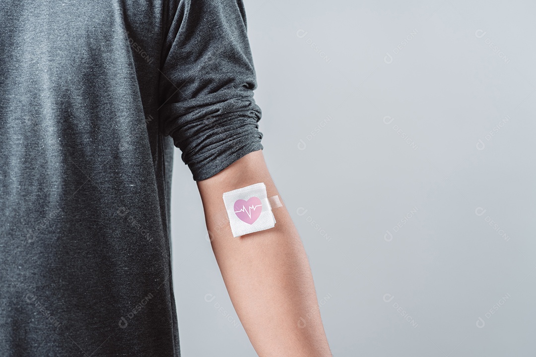 Homem mostrando gesso após doação de sangue, transfusão de sangue, dia mundial do doador de sangue