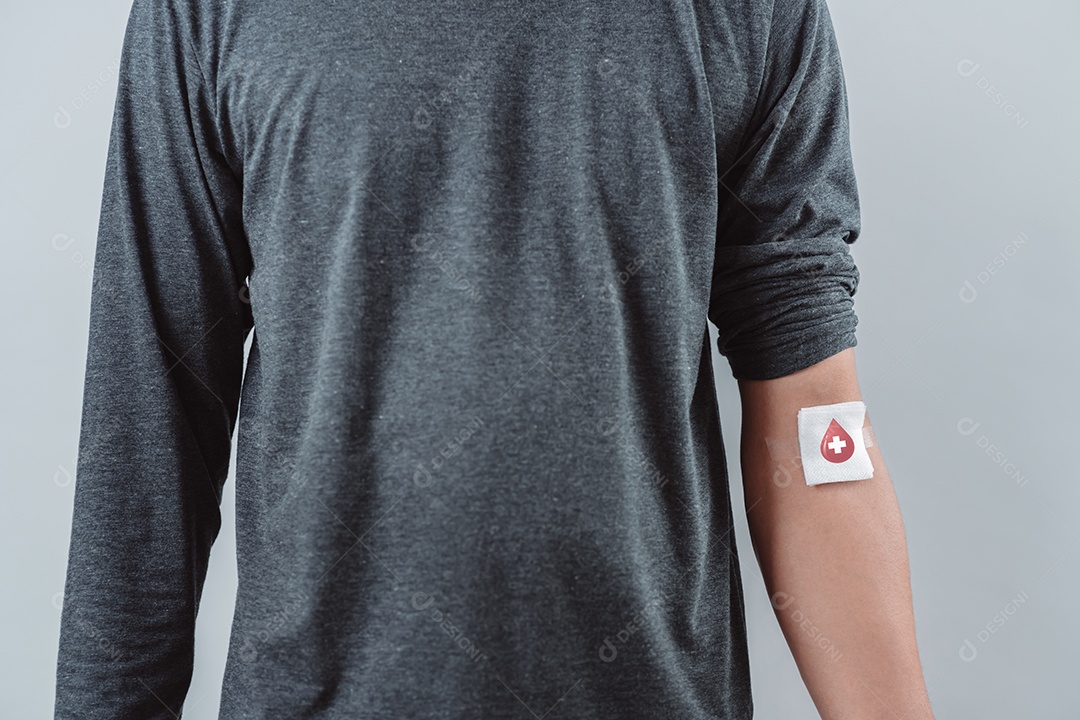 Homem mostrando gesso após doação de sangue, transfusão de sangue, dia mundial do doador de sangue