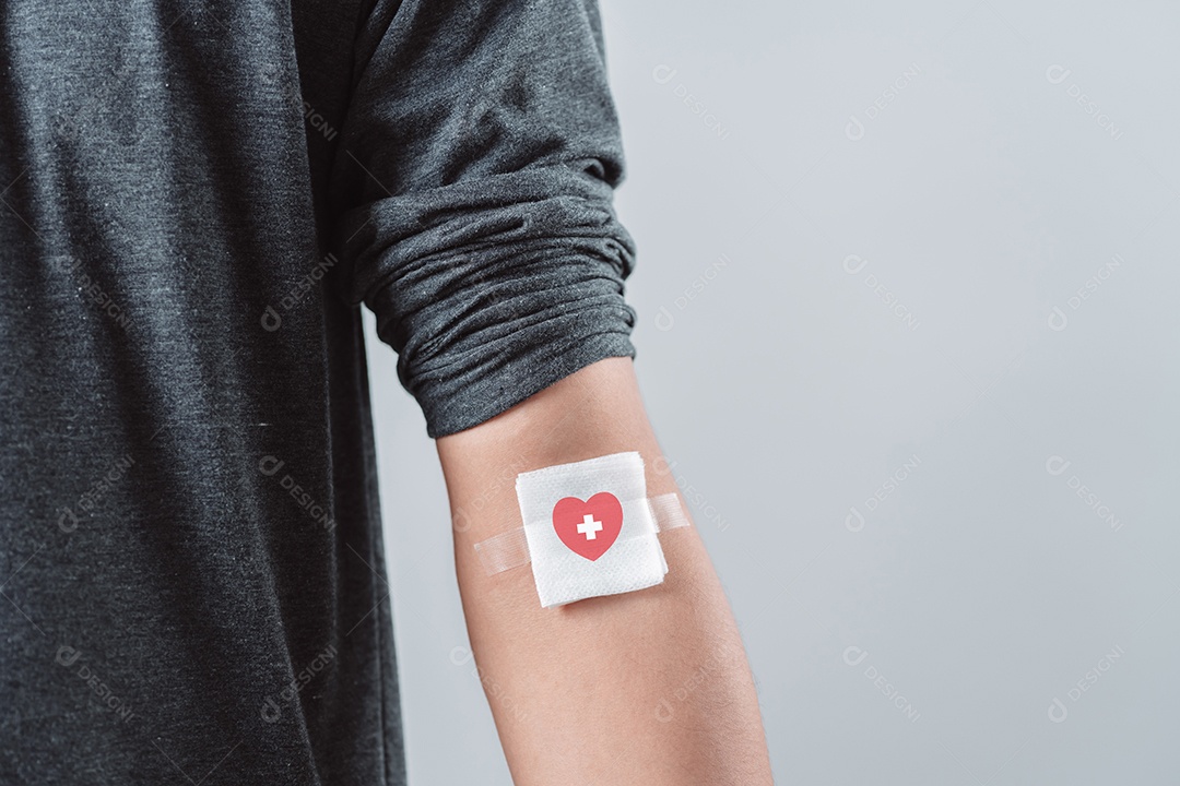Homem mostrando gesso após doação de sangue, transfusão de sangue, dia mundial do doador de sangue