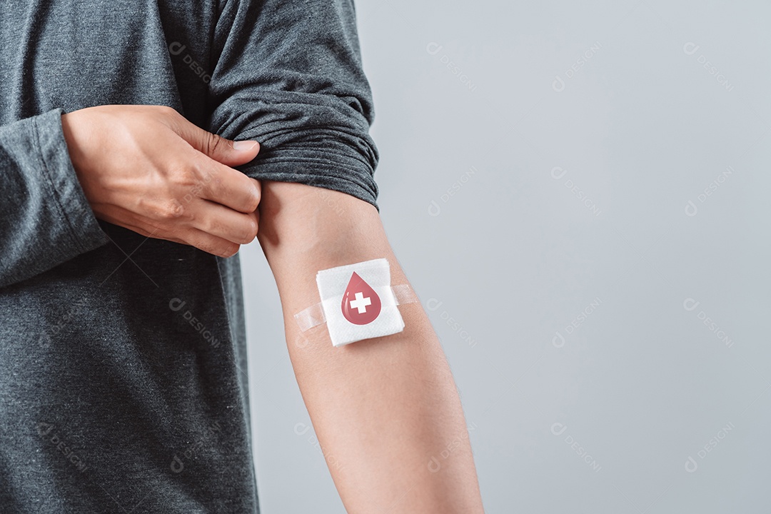 Homem mostrando gesso após doação de sangue, transfusão de sangue, dia mundial do doador de sangue