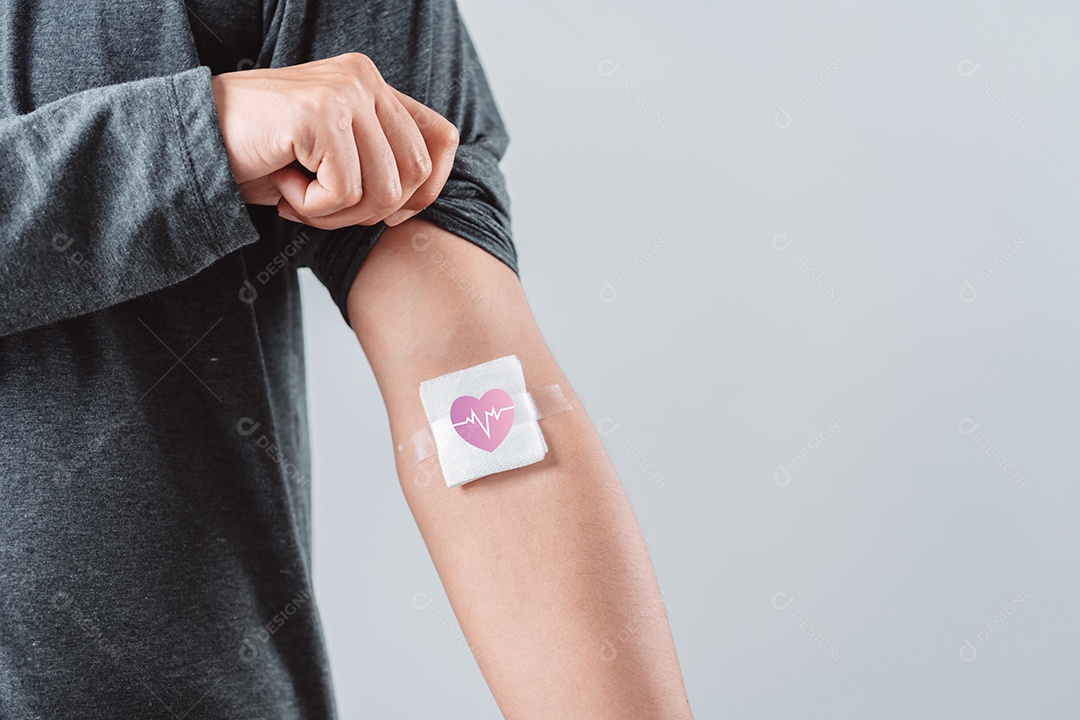 Homem mostrando gesso após doação de sangue, transfusão de sangue