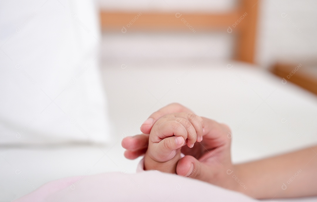 Mãe e filho brincando no quarto ensolarado