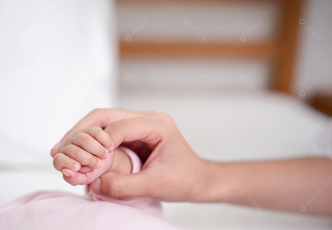 Mãe e filho brincando no quarto ensolarado
