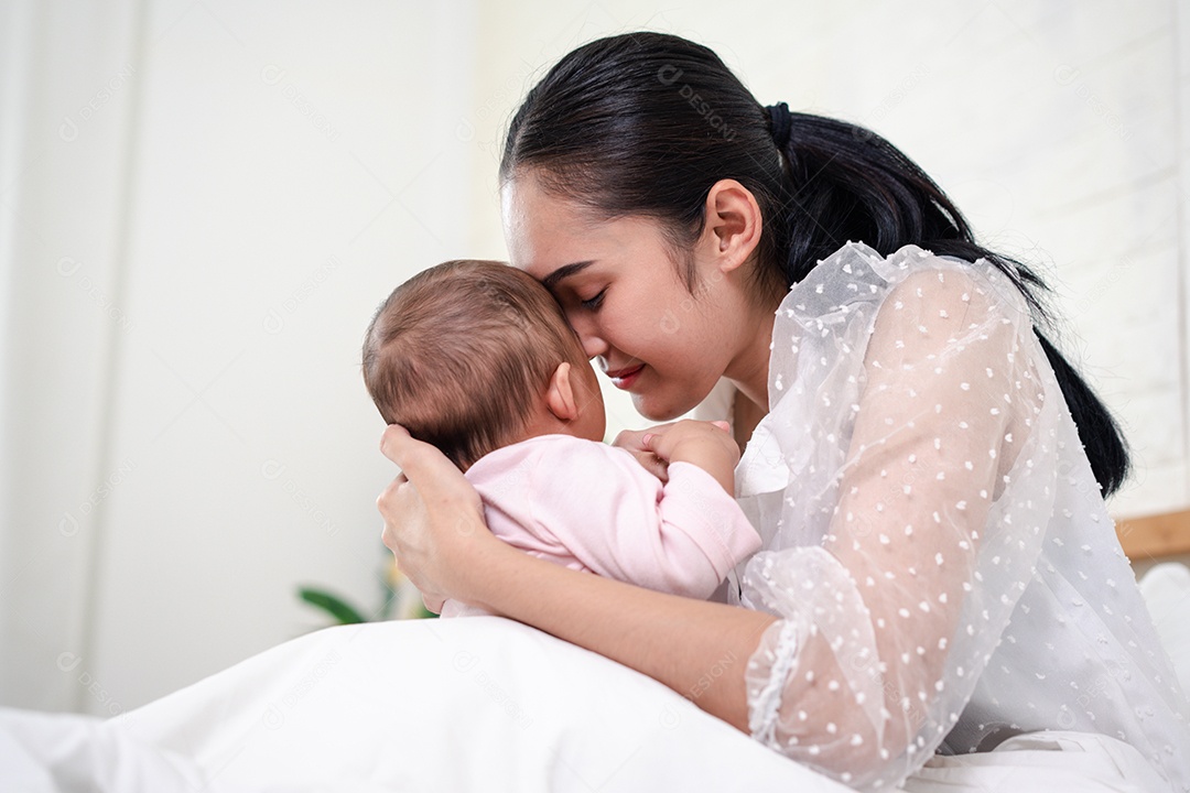 Mãe e filho brincando no quarto ensolarado