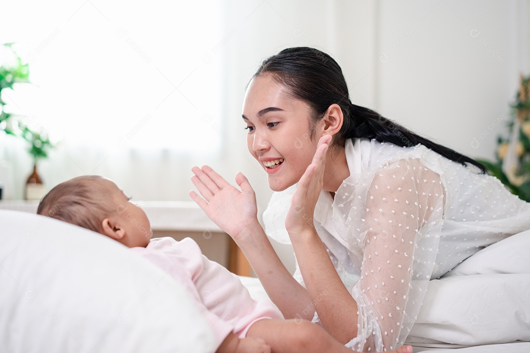 Mãe e filho brincando no quarto ensolarado