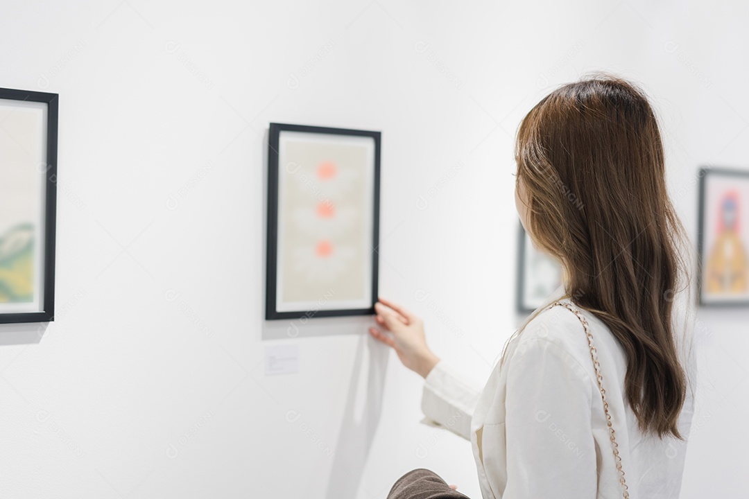 Mulher visitando a galeria de arte