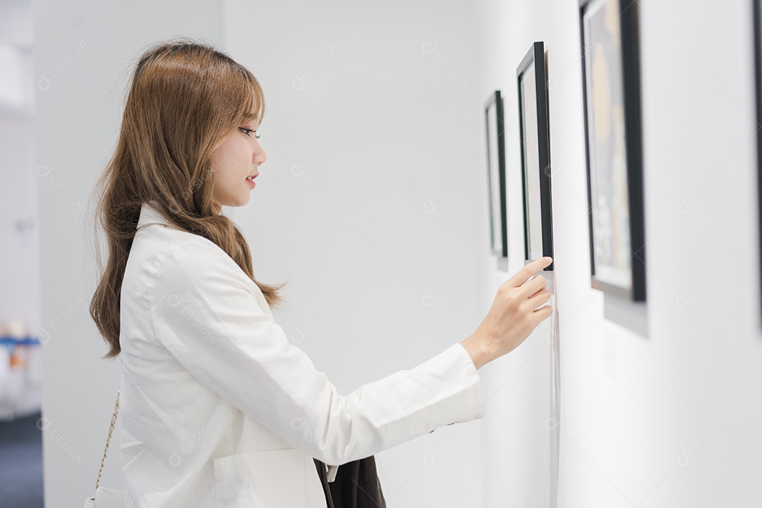 Mulher visitando a galeria de arte