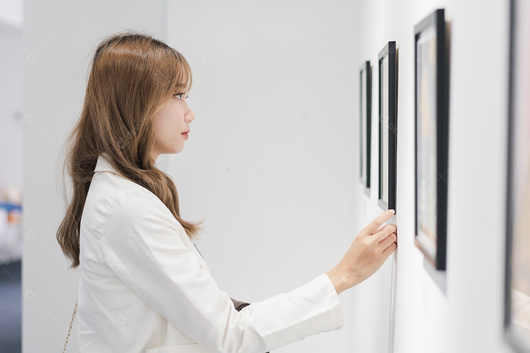 Mulher visitando a galeria de arte