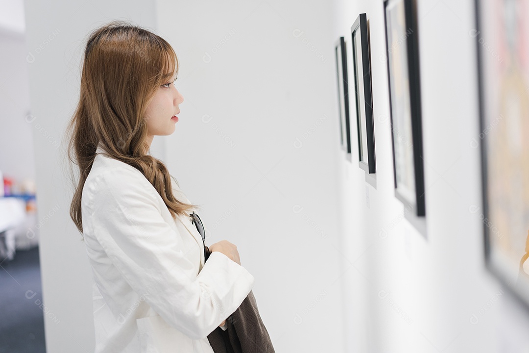 Mulher visitando a galeria de arte