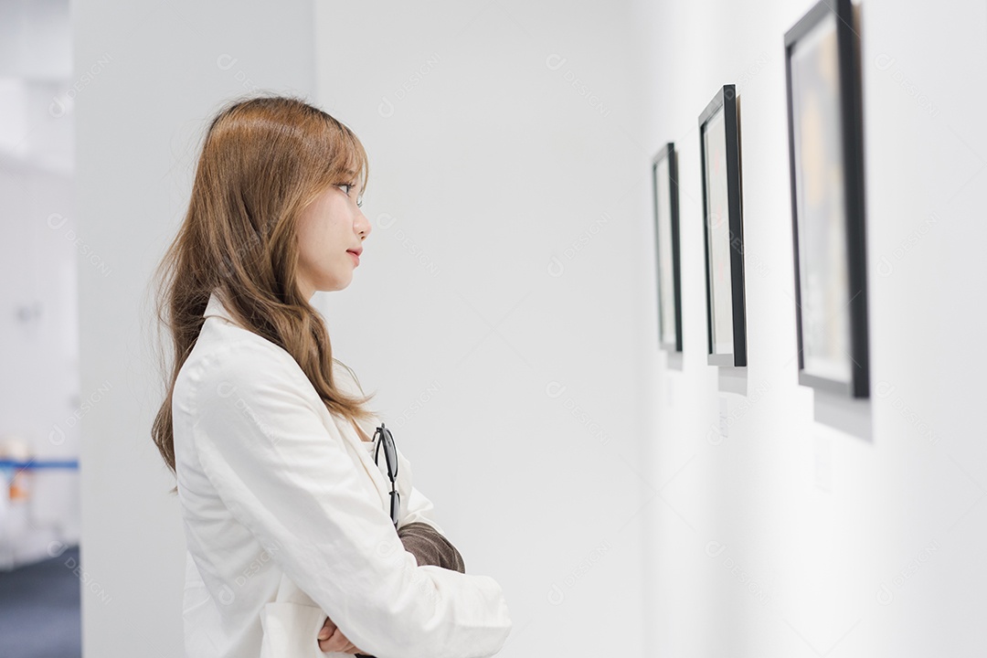 Mulher visitando a galeria de arte