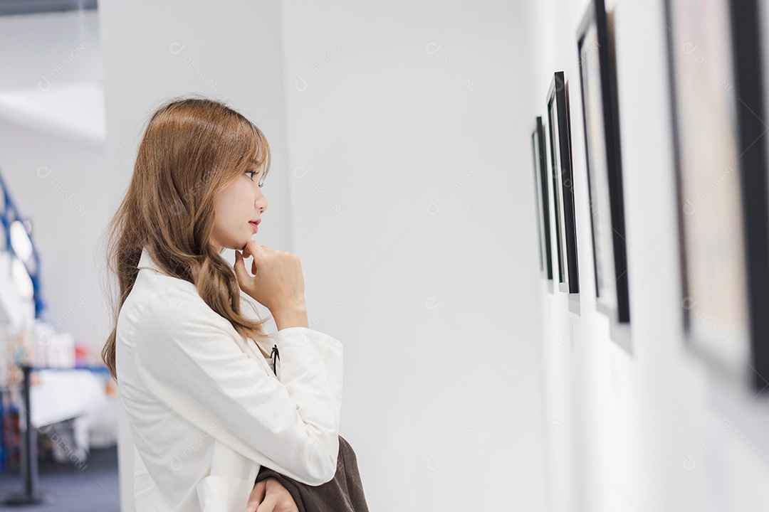 Mulher visitando a galeria de arte