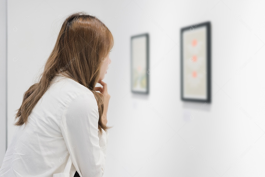 Mulher visitando a galeria de arte