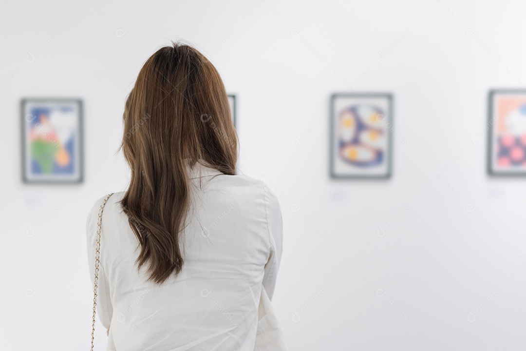 Mulher visitando a galeria de arte