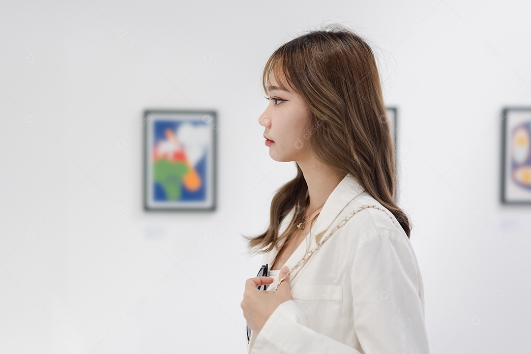 Mulher visitando a galeria de arte