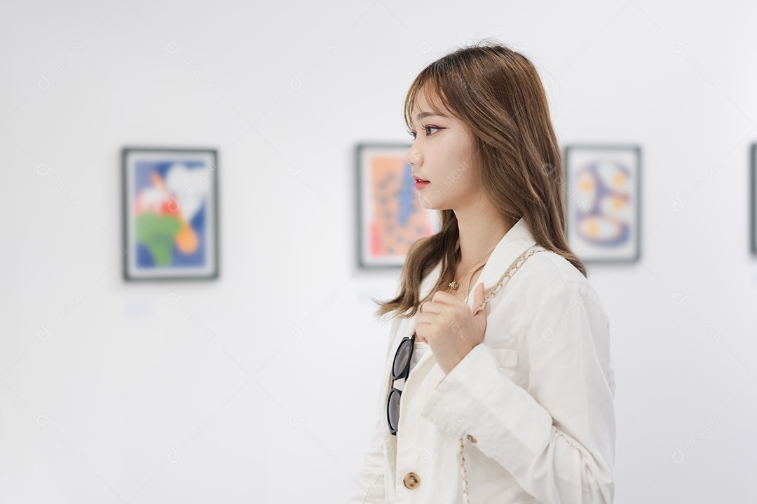 Mulher visitando a galeria de arte