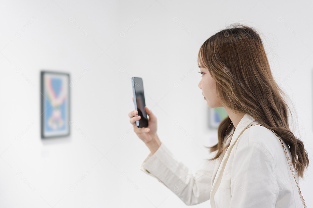 Mulher visitando a galeria de arte