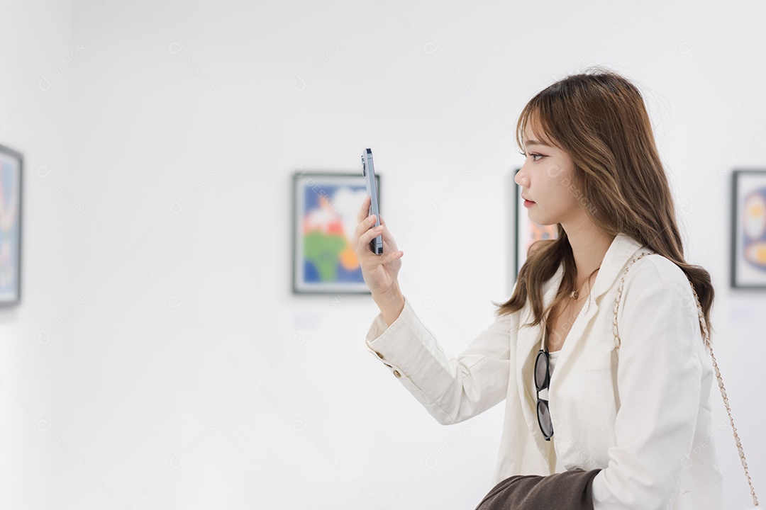 Mulher visitando a galeria de arte