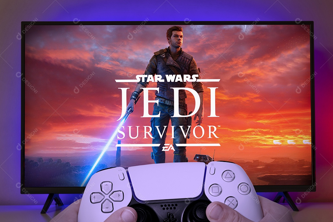 Controle do Playstation 5 com logotipo Star Wars Jedi Survivor na tela da TV