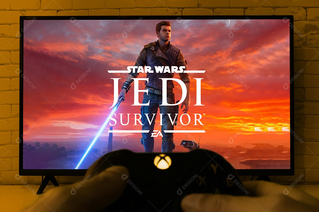 Controle do Playstation 5 com logotipo Star Wars Jedi Survivor na tela da TV