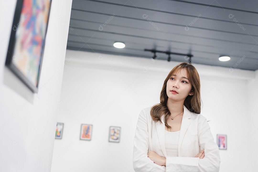 Mulher visitando a galeria de arte