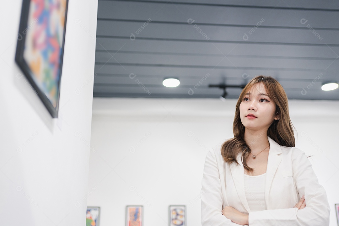 Mulher visitando a galeria de arte