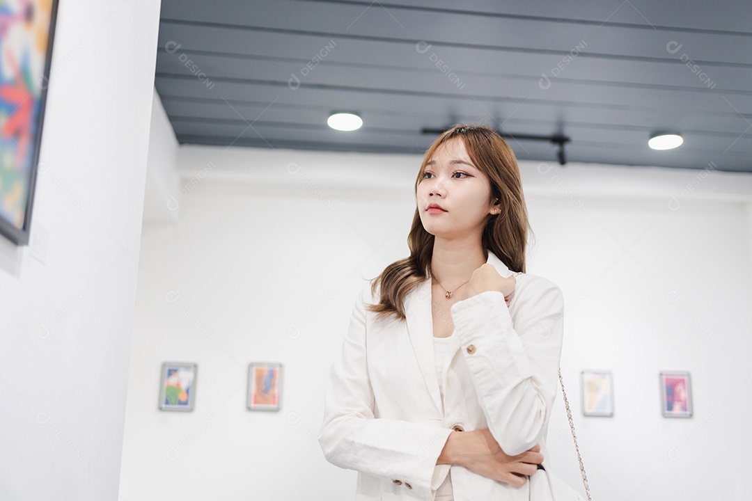 Mulher visitando a galeria de arte