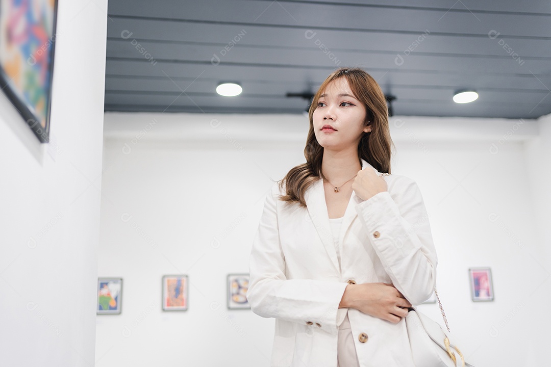 Mulher visitando a galeria de arte