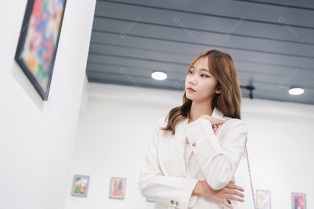 Mulher visitando a galeria de arte