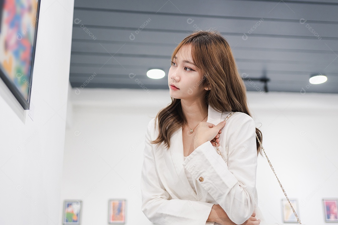 Mulher visitando a galeria de arte