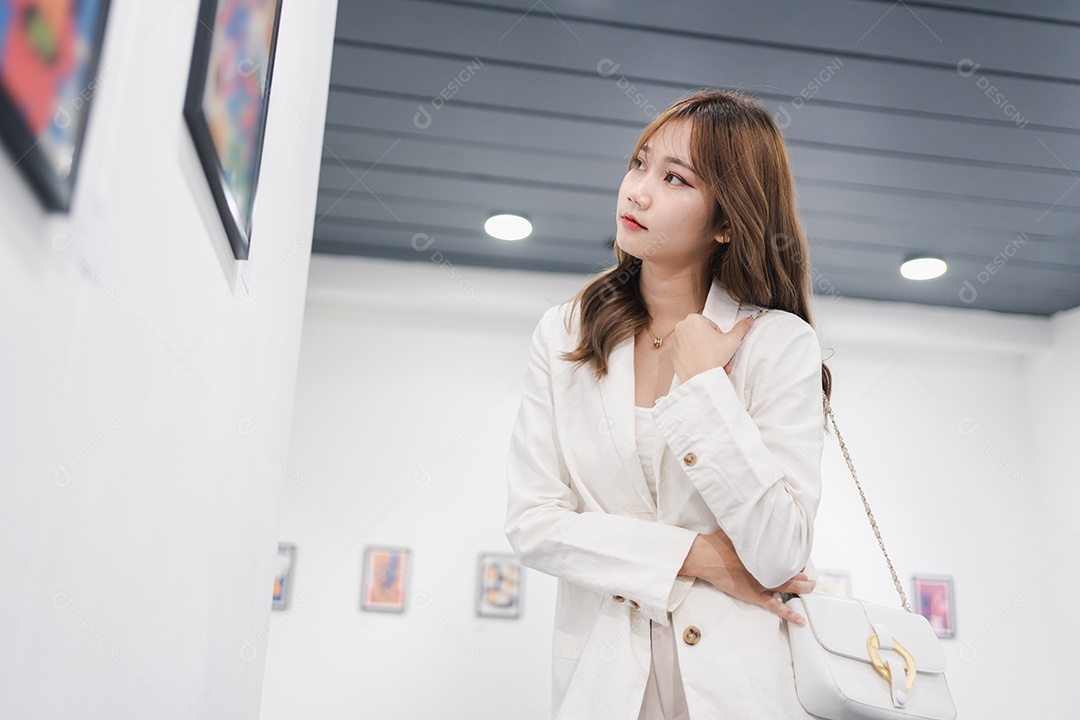Mulher visitando a galeria de arte