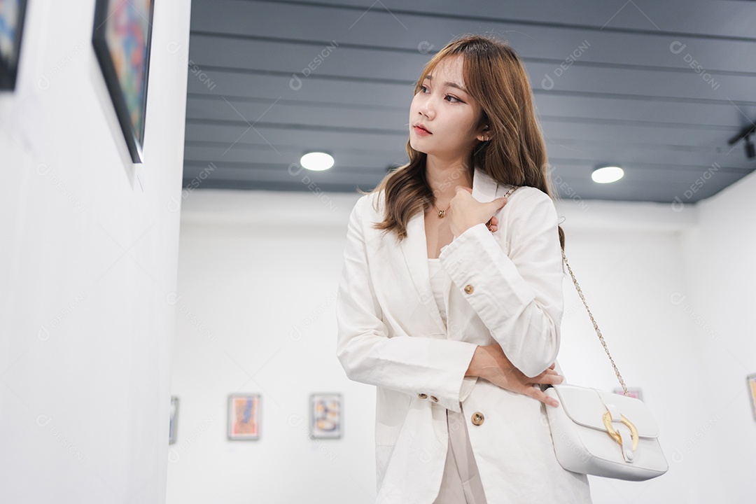 Mulher visitando a galeria de arte