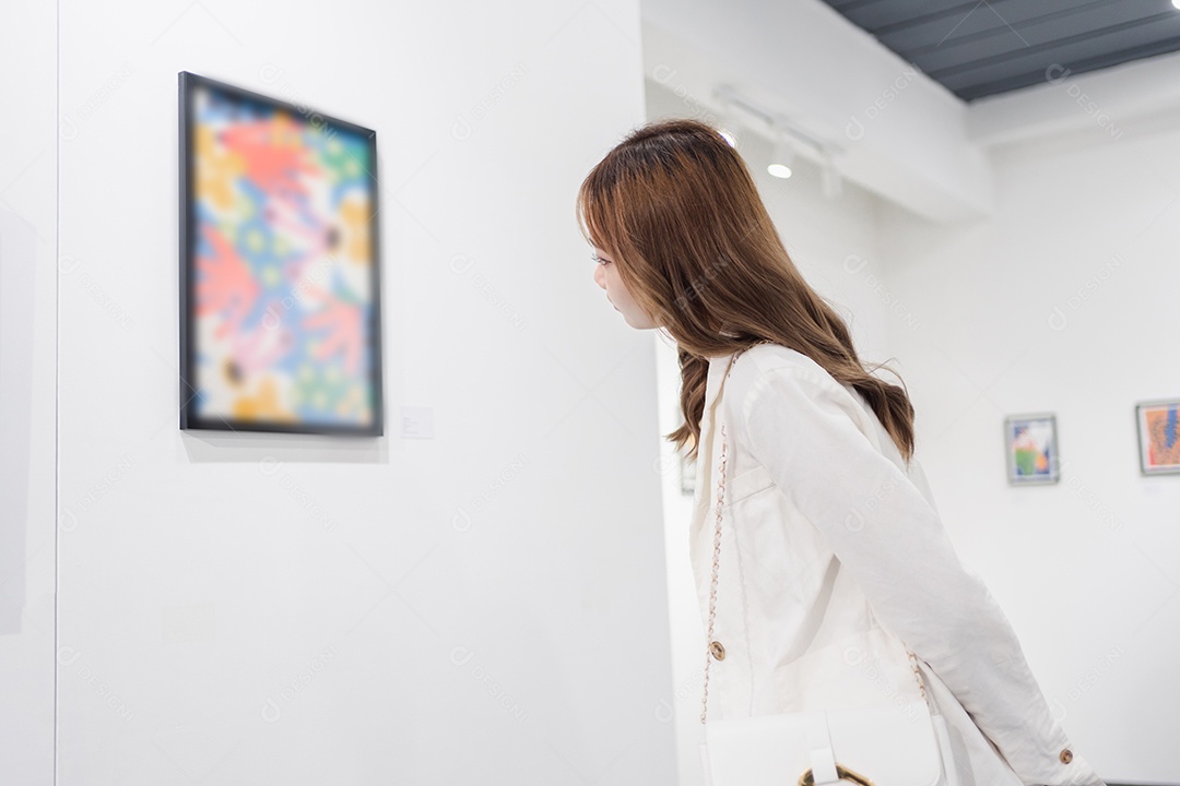 Mulher visitando a galeria de arte