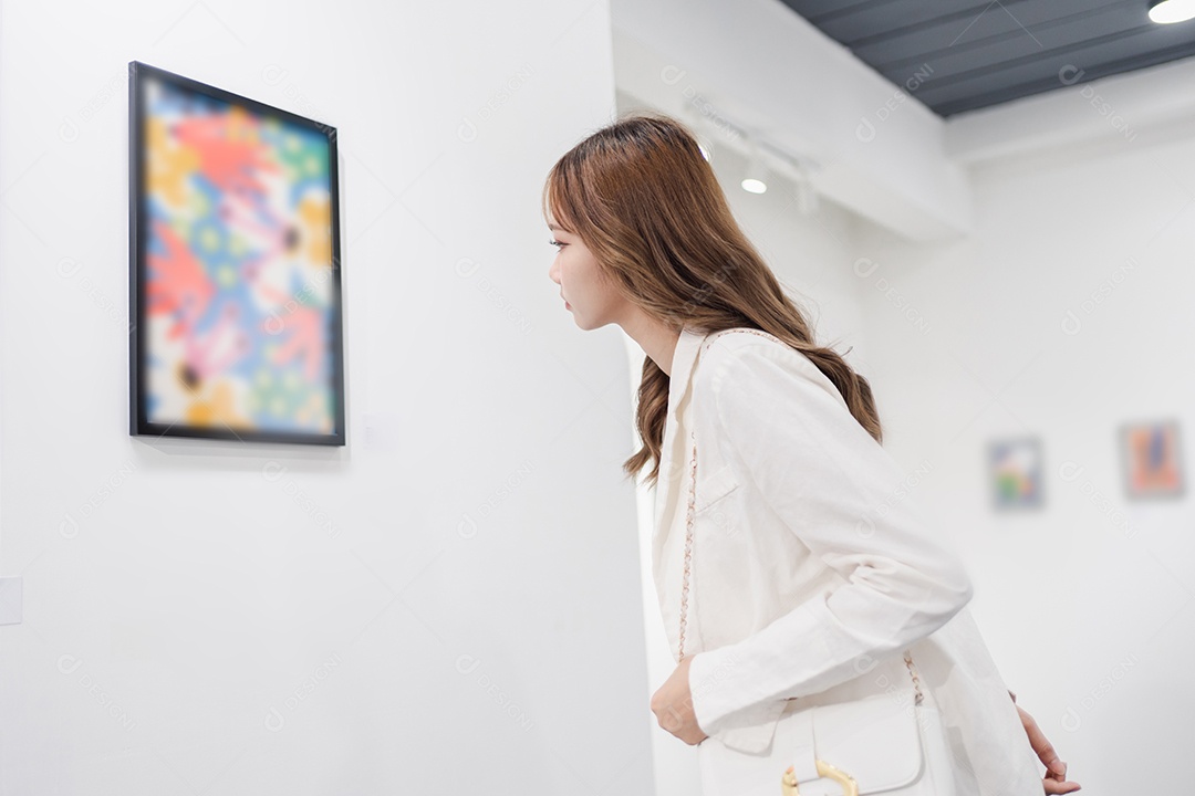 Mulher visitando a galeria de arte