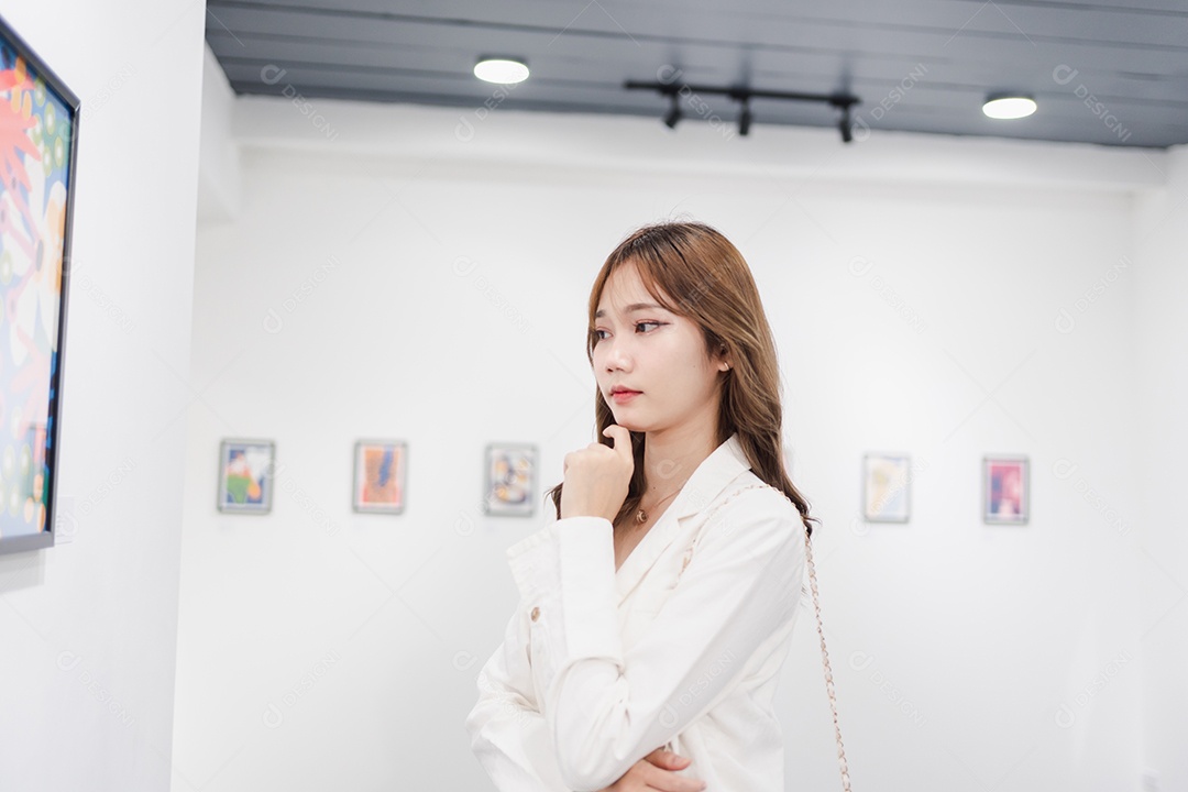 Mulher visitando a galeria de arte