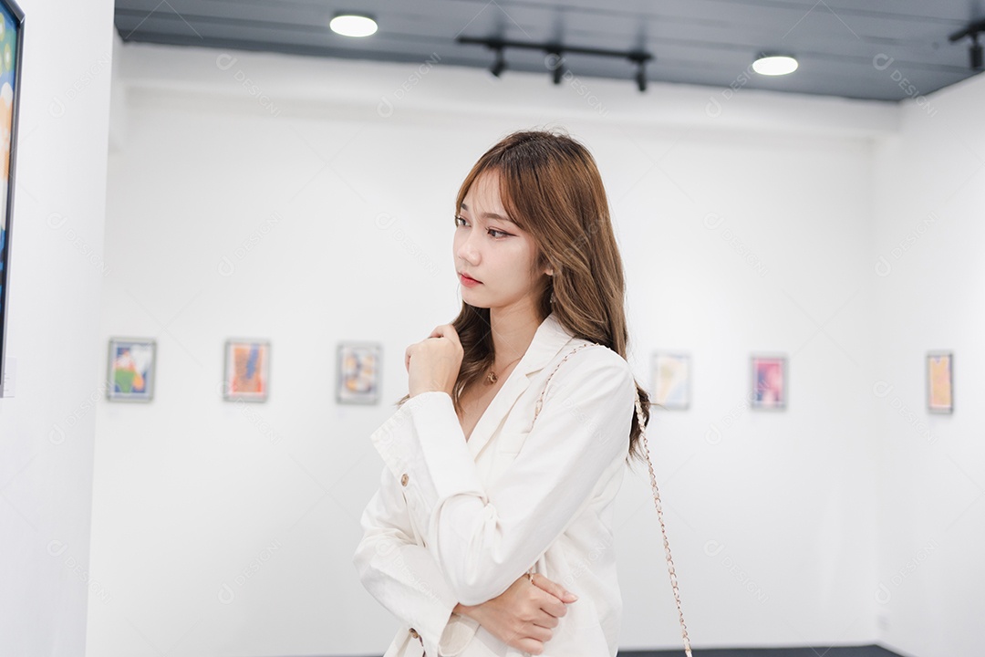 Mulher visitando a galeria de arte