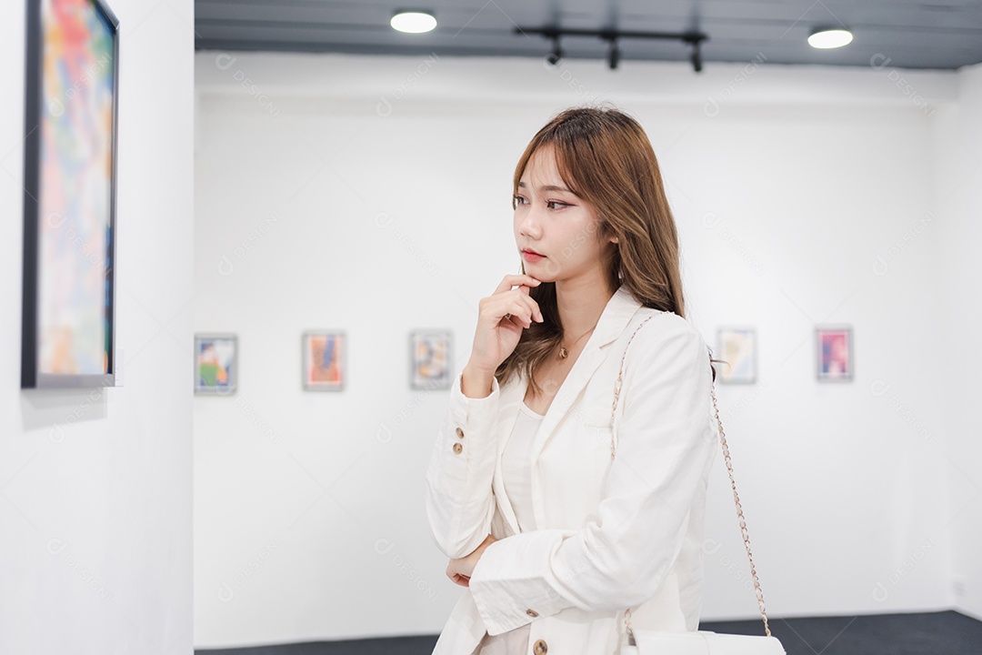 Mulher visitando a galeria de arte