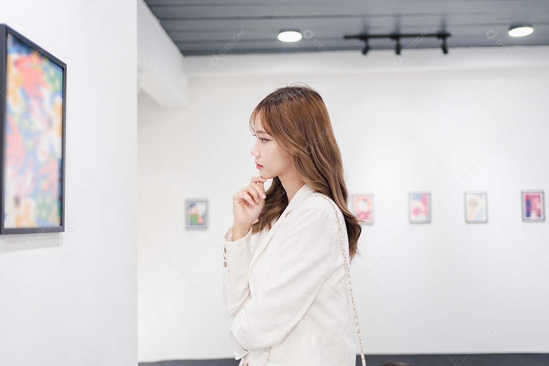 Mulher visitando a galeria de arte