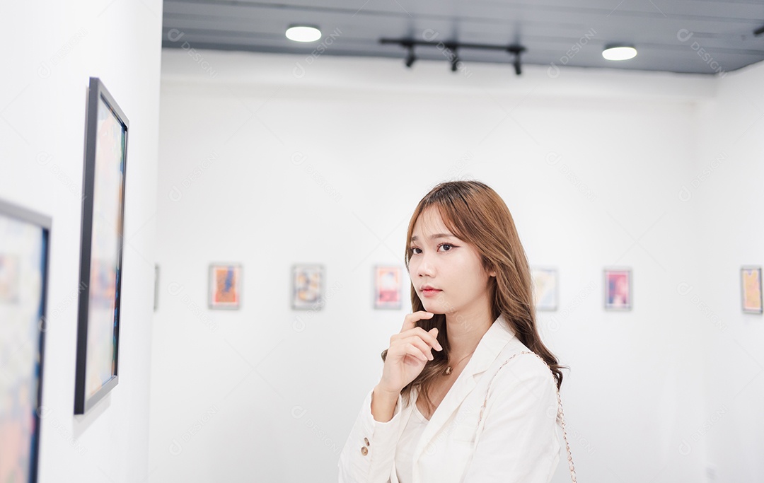 Mulher visitando a galeria de arte