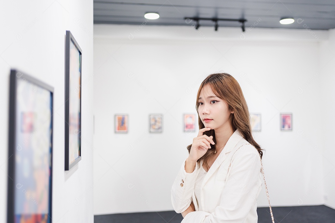 Mulher visitando a galeria de arte